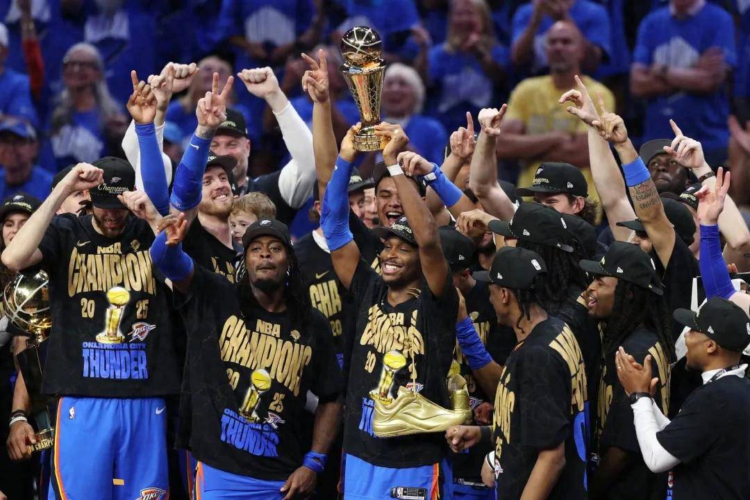 包含集结日NBA总决赛传出新动向；阿斯顿维拉完成体检；管理层表态——话题不断；临场指挥获称赞的词条